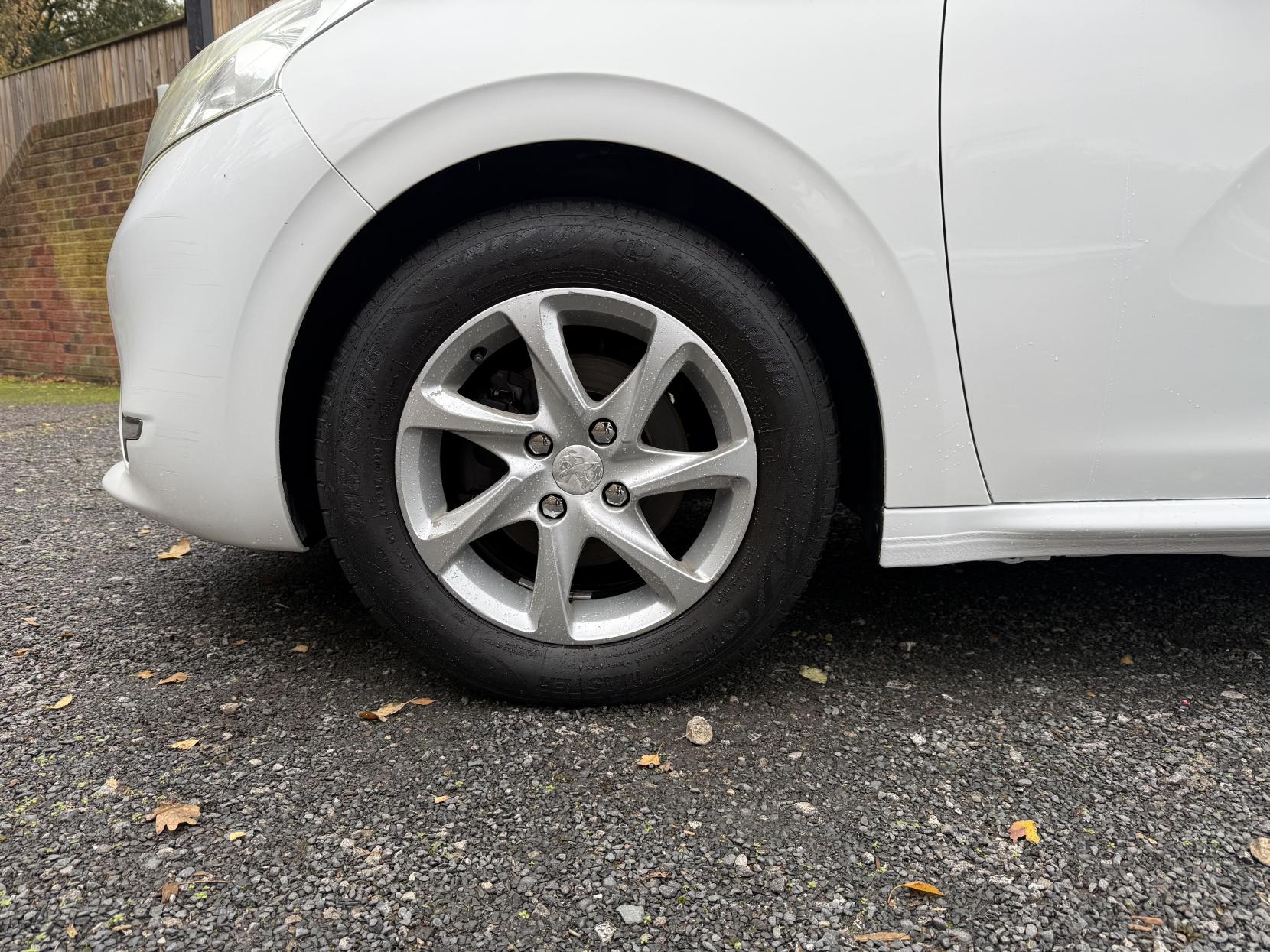 Peugeot 208 1.2 VTi PureTech Style Hatchback 3dr Petrol Manual Euro 6 (82 ps)