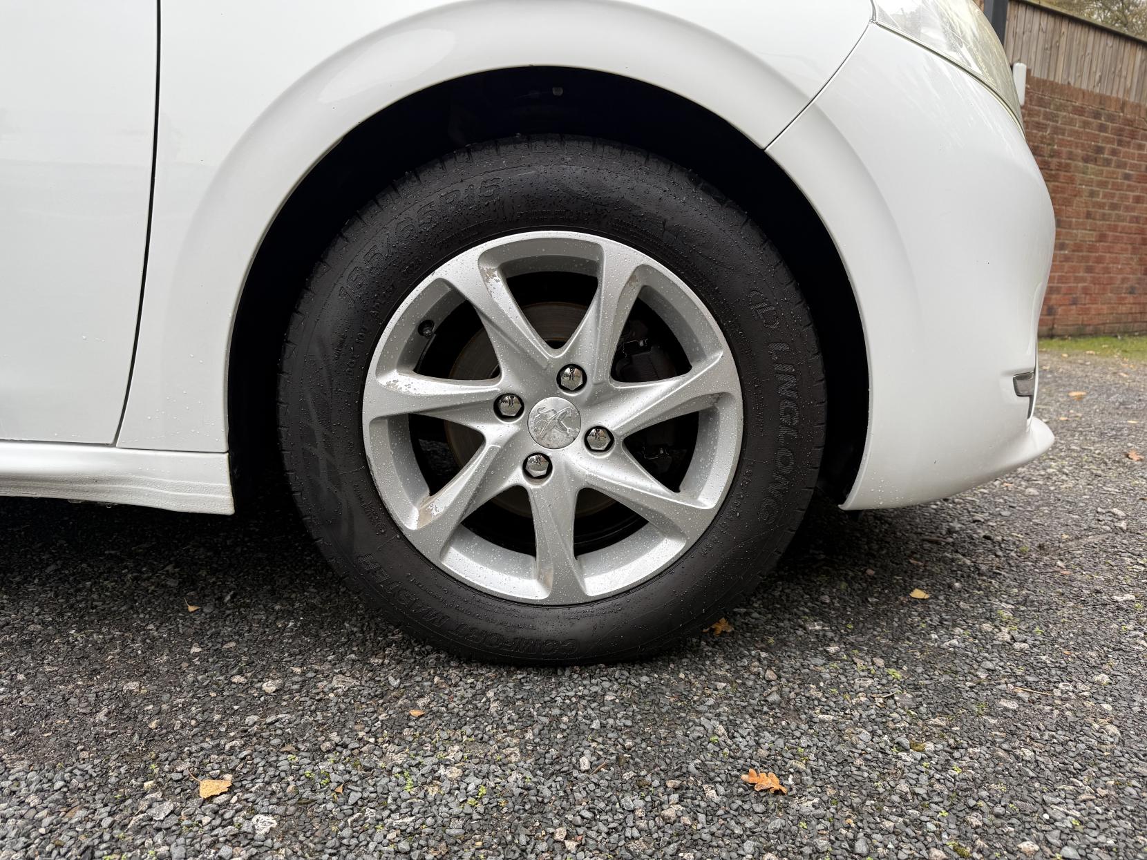 Peugeot 208 1.2 VTi PureTech Style Hatchback 3dr Petrol Manual Euro 6 (82 ps)