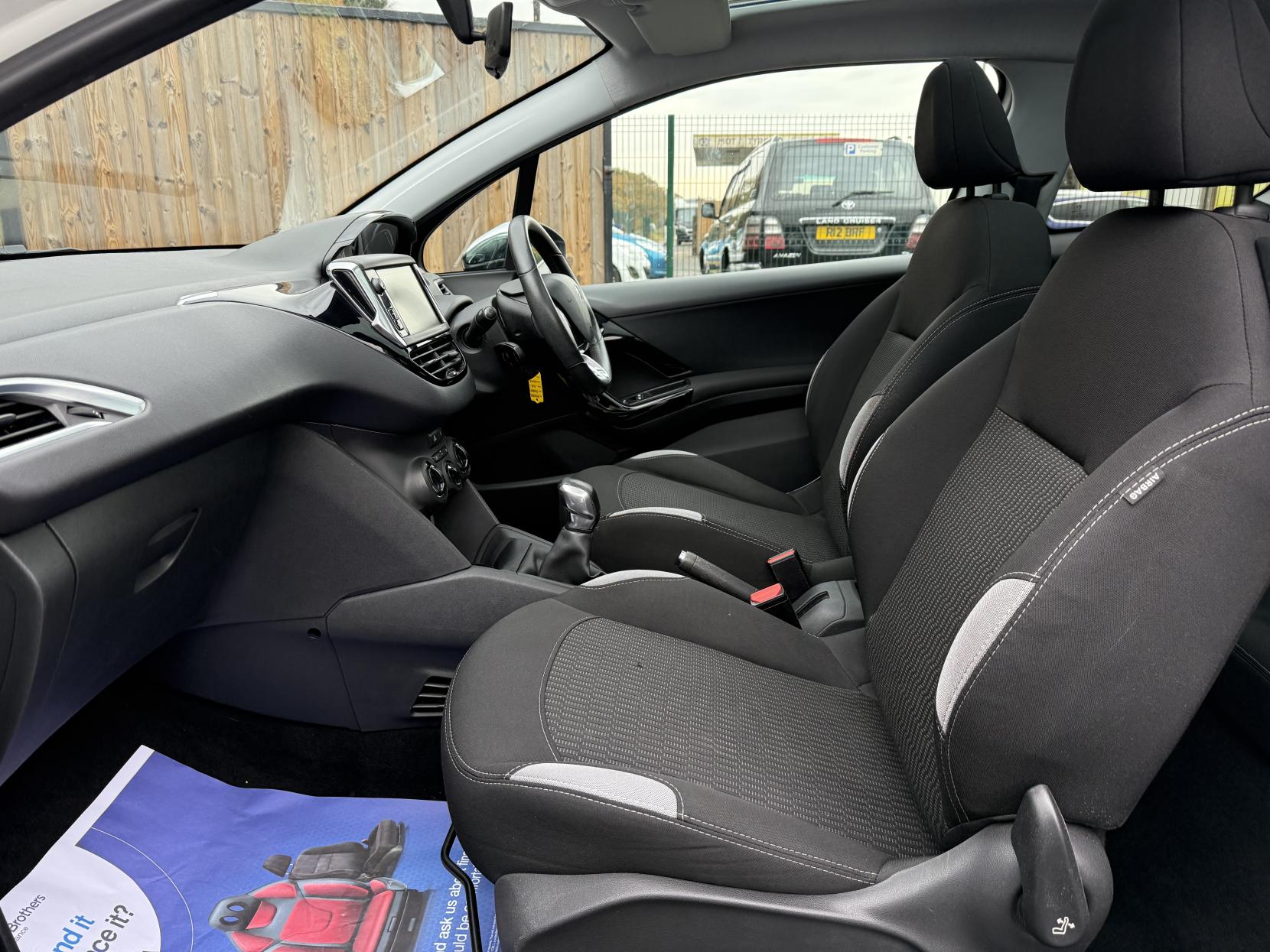 Peugeot 208 1.2 VTi PureTech Style Hatchback 3dr Petrol Manual Euro 6 (82 ps)