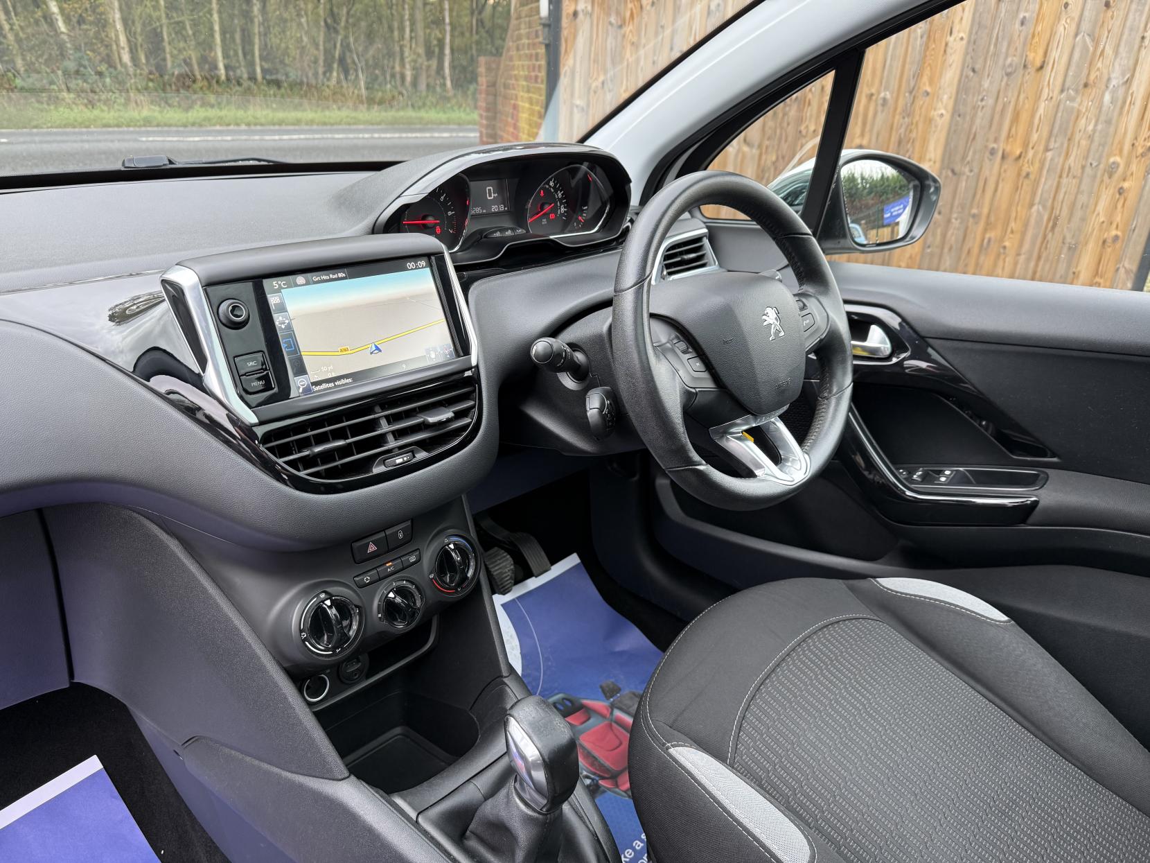 Peugeot 208 1.2 VTi PureTech Style Hatchback 3dr Petrol Manual Euro 6 (82 ps)