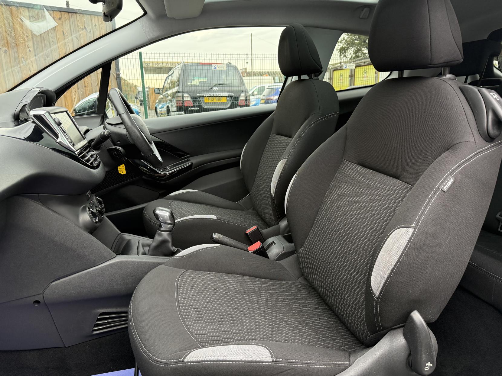 Peugeot 208 1.2 VTi PureTech Style Hatchback 3dr Petrol Manual Euro 6 (82 ps)