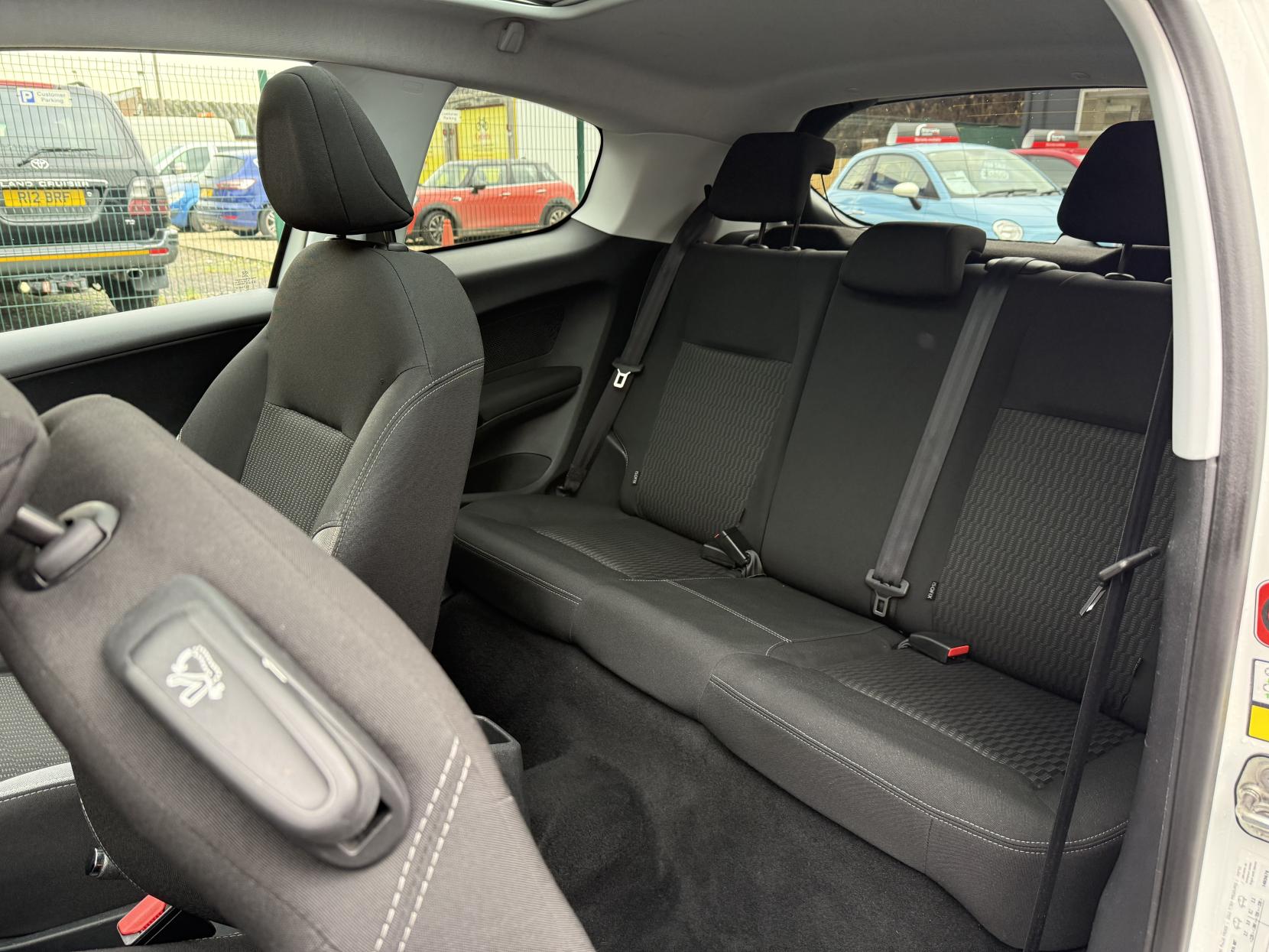 Peugeot 208 1.2 VTi PureTech Style Hatchback 3dr Petrol Manual Euro 6 (82 ps)