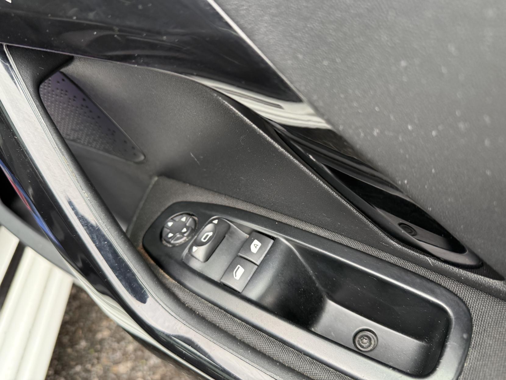 Peugeot 208 1.2 VTi PureTech Style Hatchback 3dr Petrol Manual Euro 6 (82 ps)