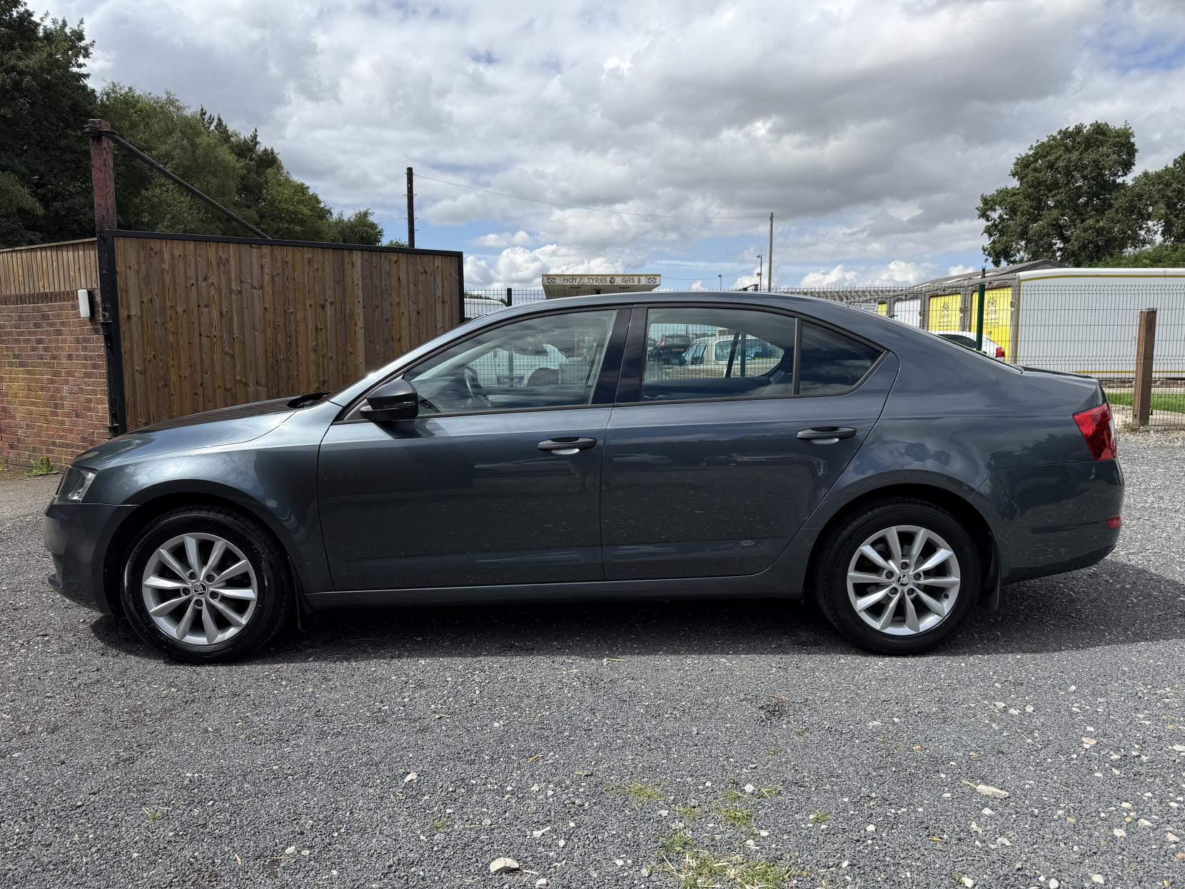 Skoda Octavia 1.6 TDI S Hatchback 5dr Diesel Manual Euro 6 (s/s) (110 ps)