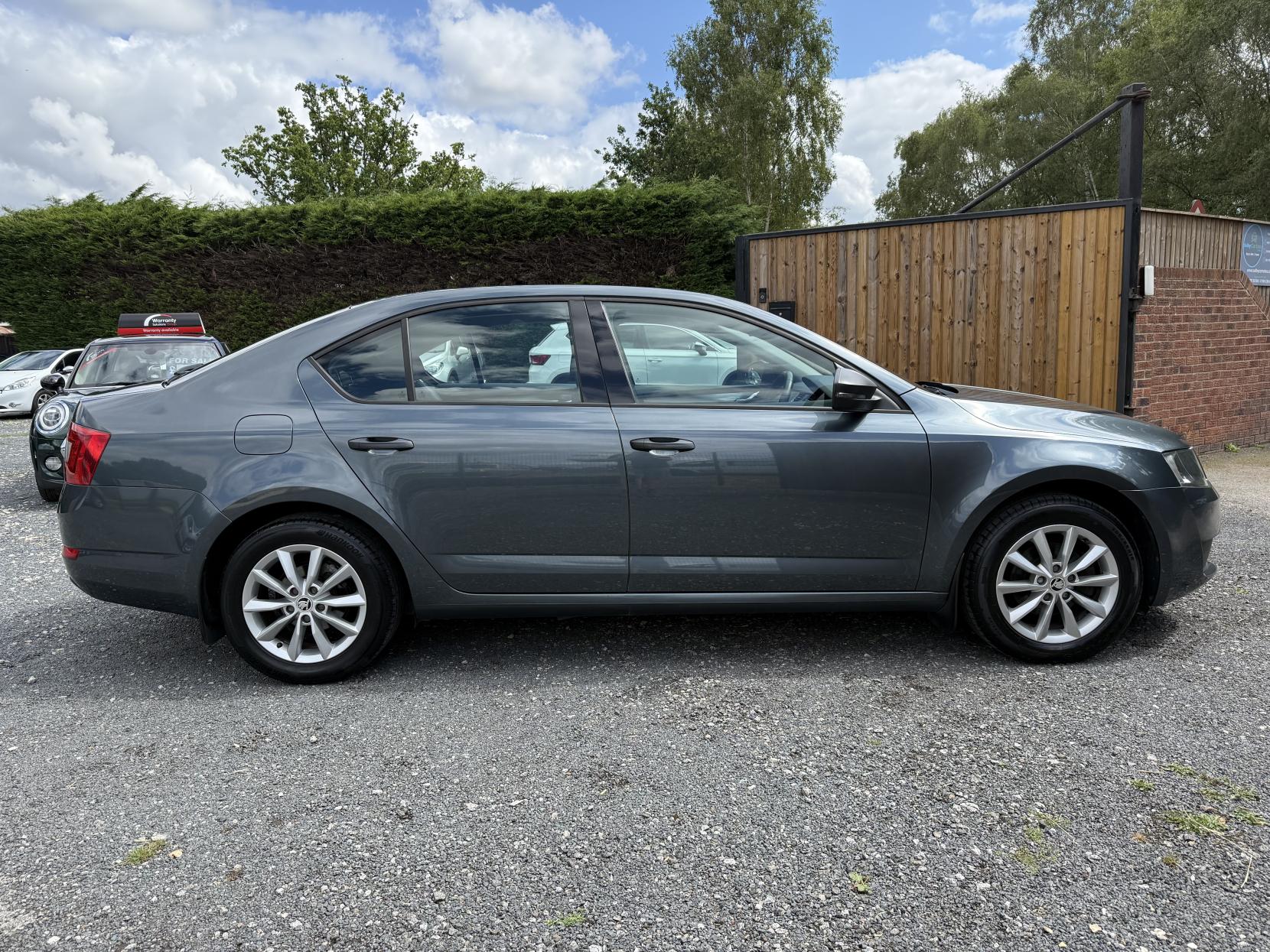 Skoda Octavia 1.6 TDI S Hatchback 5dr Diesel Manual Euro 6 (s/s) (110 ps)