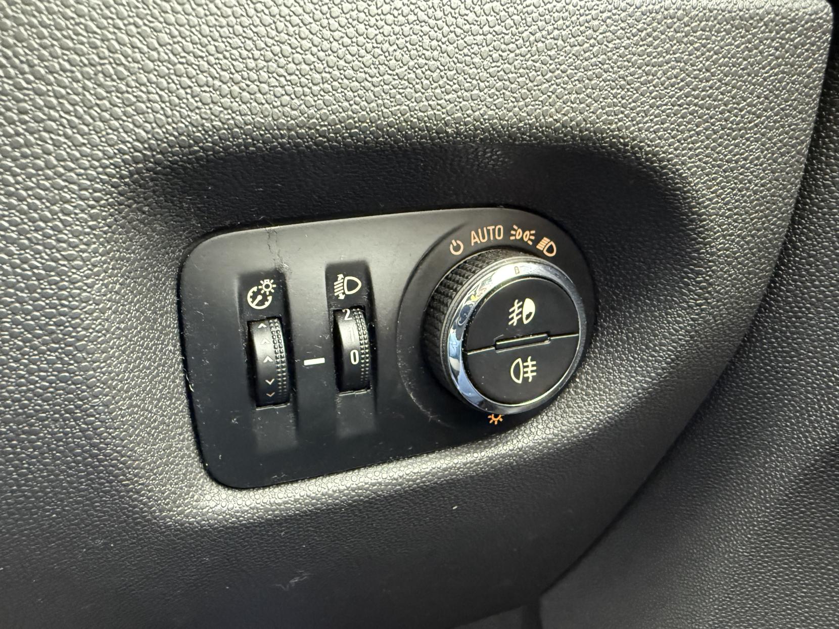 Vauxhall Corsa 1.2i 16v SE Hatchback 5dr Petrol Manual (a/c) (124 g/km, 84 bhp)