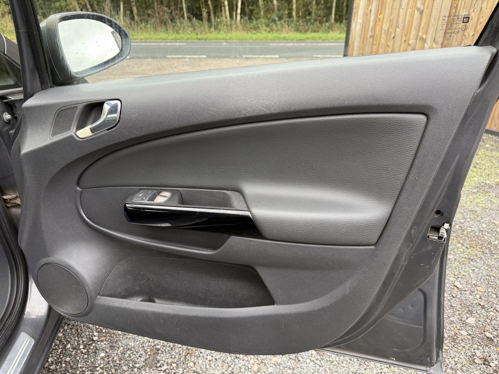 Vauxhall Corsa 1.2i 16v SE Hatchback 5dr Petrol Manual (a/c) (124 g/km, 84 bhp)